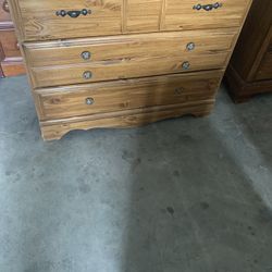 🎄DRESSER/3 DRAWER-SOLID WOOD🎄