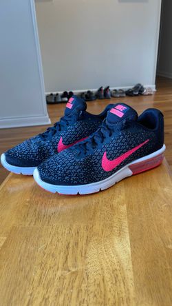 LIKE NEW CONDITION NIKE AIR MAX size 9.5 Women