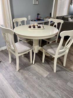 Beautiful round table with 4 gray fiber chairs – like new.