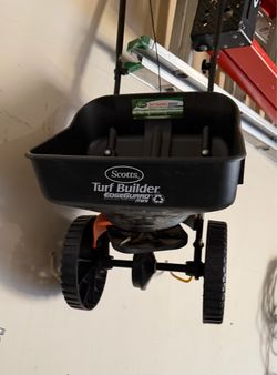 MOVING SALE MUST SELL - Scotts Turf Builder EdgeGuard Mini Broadcast Spreader