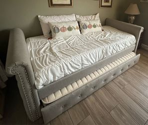 Daybed with trundle