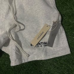 Essentials shorts light oatmeal
