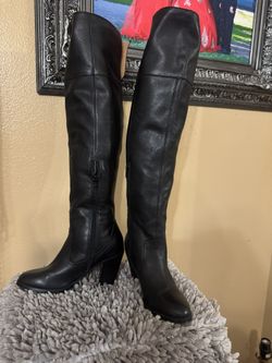 Knee high black LEATHER BOOTS  excellent condition