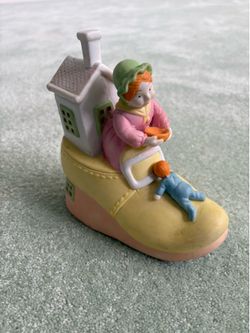 The old woman who lives in a shoe handpainted ceramic musical box by Enesco