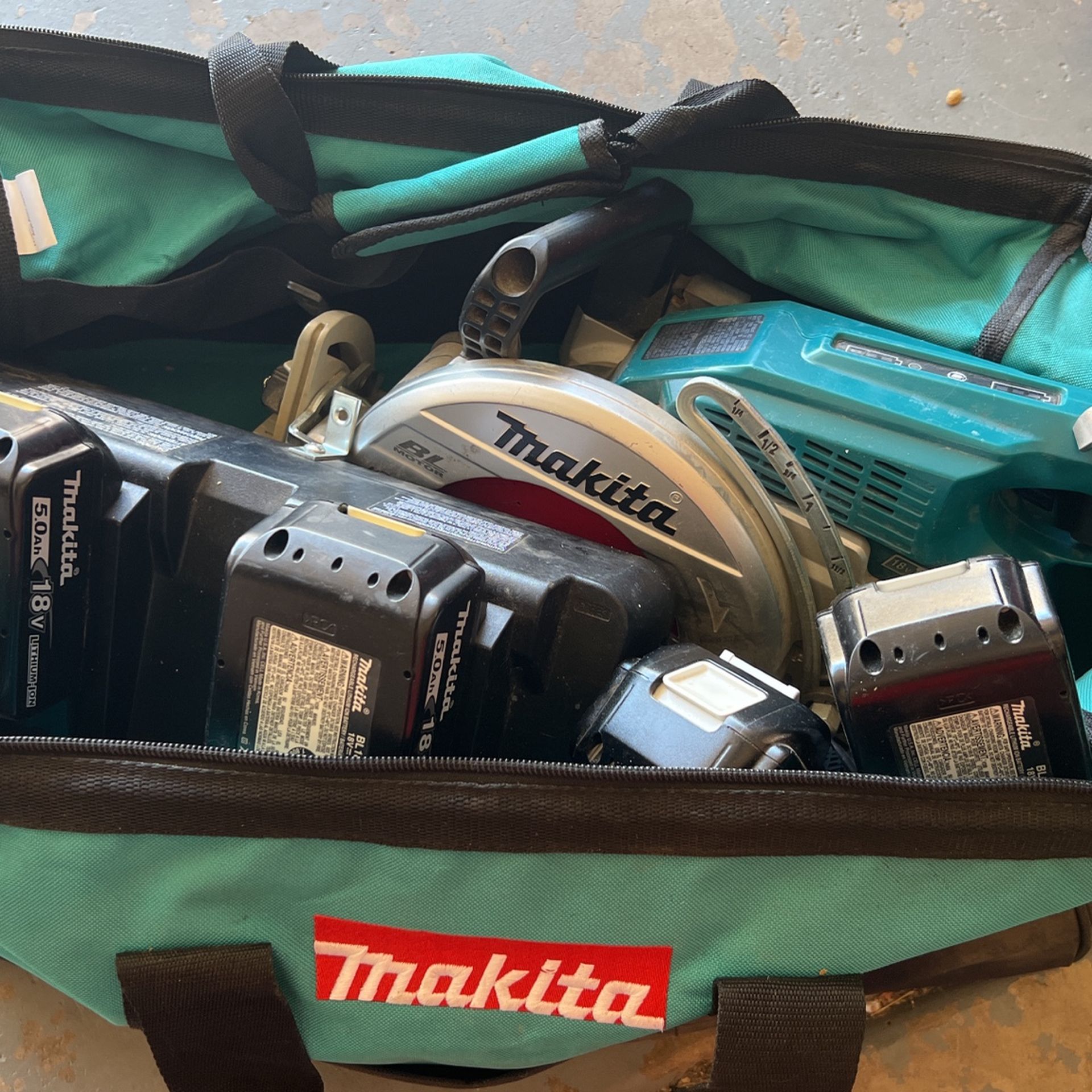 Makita XSR 01 Circular Saw Kit 36V w/ 4 Batteries