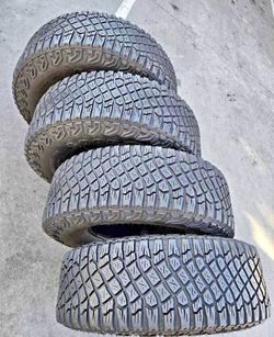 315/70/17Goodyear 📍📍 Selling a set of 4 tires with 80% tread life remaining 📍🌟