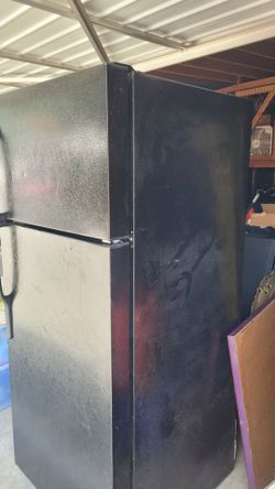 GE Refrigerator with Top Freezer – Black – Clean – $350
Price: $350