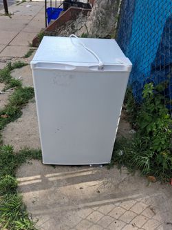 Antarctic Star 3.0 Cu.Ft. Household Freezer GS-88B-S