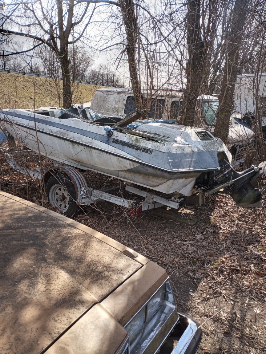 GLASTRON Boat With Mercruiser 140 I/0 With Trailer