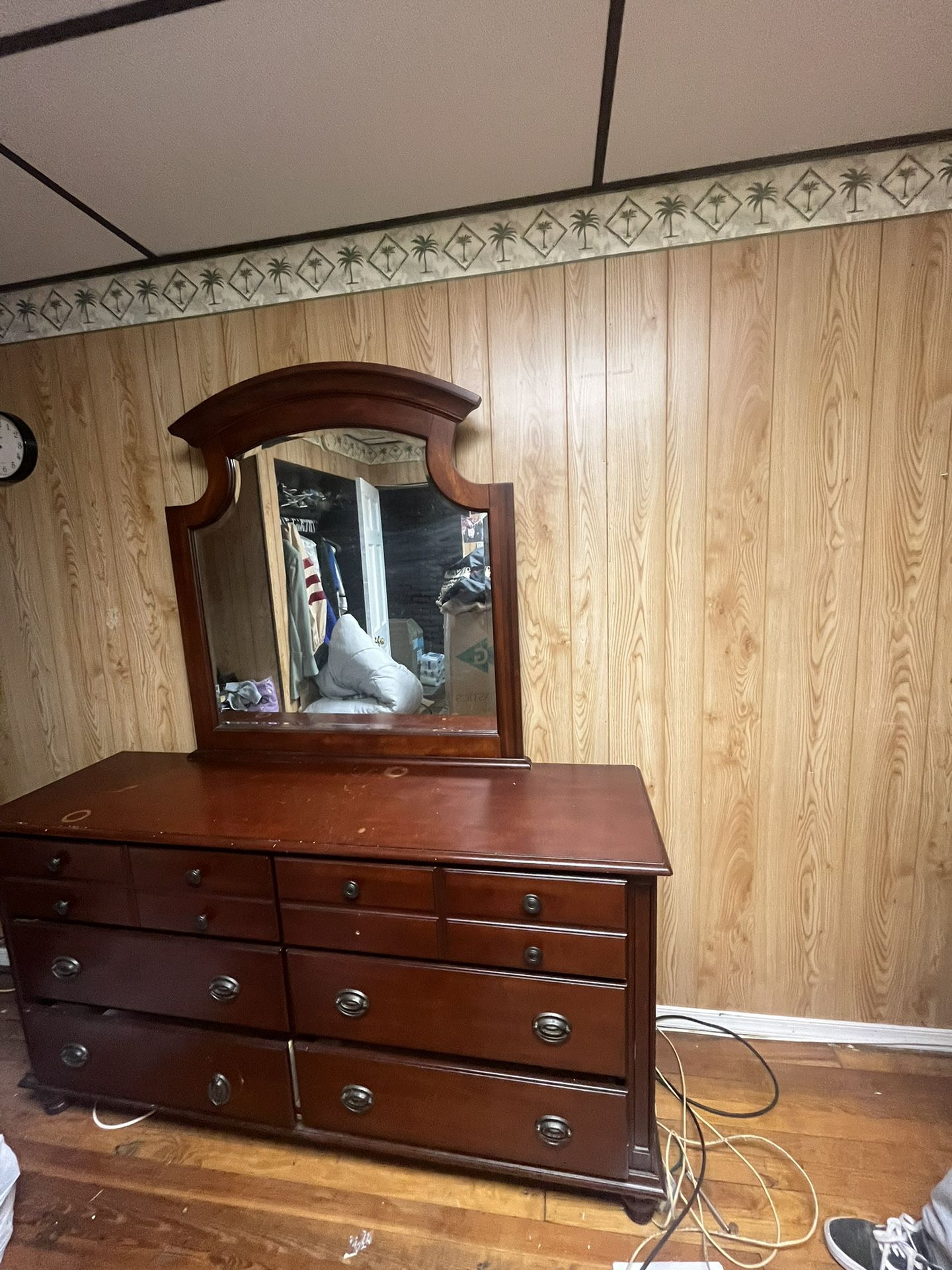 Bed Room Dresser With Mirror 