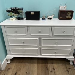White 7 Drawer Dresser With Clear Knobs - Great Condition!