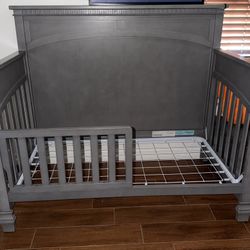Baby Crib/ Toddler Bed 
