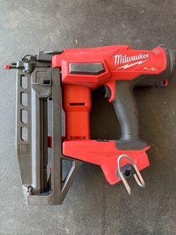 Milwaukee M18 FUEL 16-Gauge Straight Finish Nailer in great working condition.