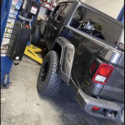 jeep gladiator 2.5 lift with 17" wheel tire package