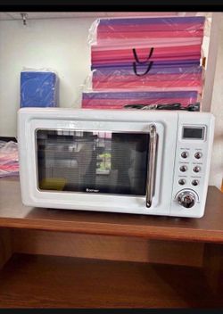 Brand New 0.7 Cu.Ft. 700W Retro Microwave Oven