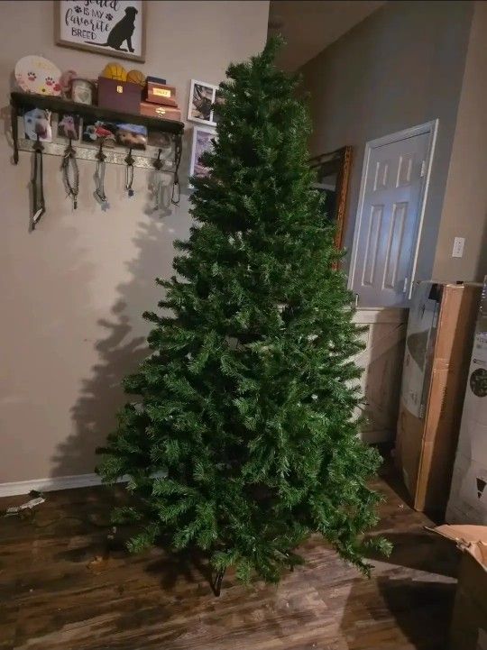 7 Ft Christmas Tree READ INFO