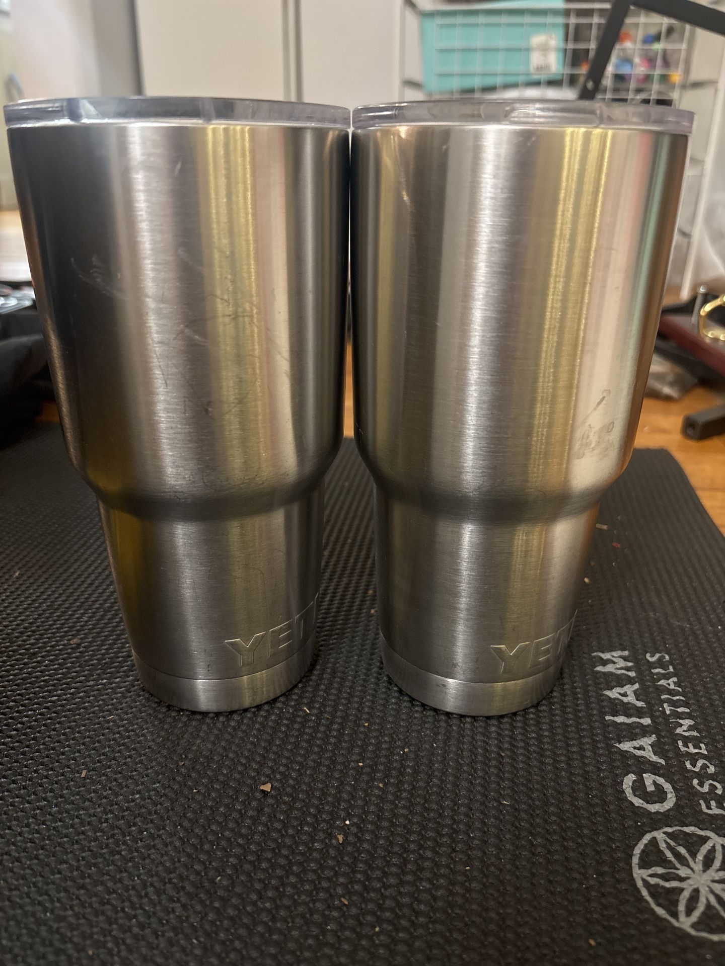 2 YETI 30oz Stainless Steel Tumblers β Great Condition! β¨