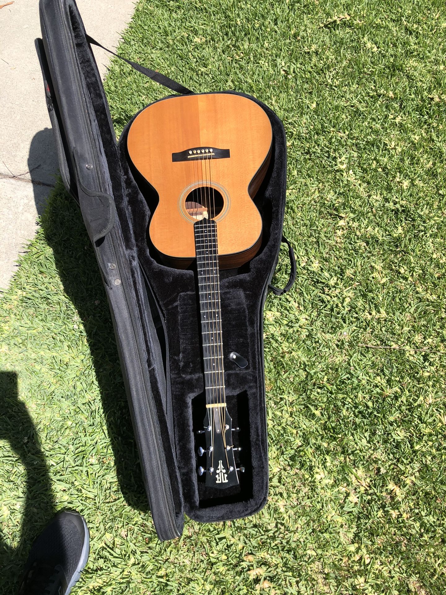 Custom made in California 000 style acoustic guitar by Nathan Anderson