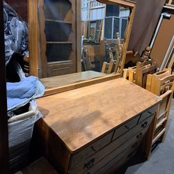 Ethan Allen Dresser With Mirror 