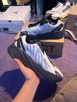Yeezy 700 Size (10.5)