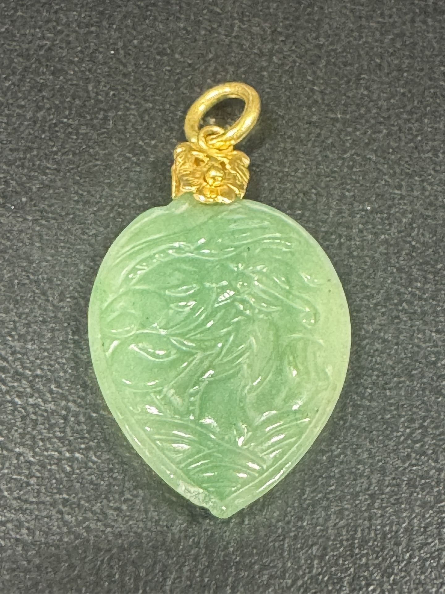 VINTAGE APPLE GREEN JADE 21k PENDANT
