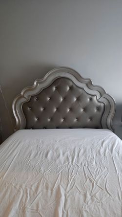 Complete Havertys "Brigitte" Glam Silver Bed Frame - Size: Queen