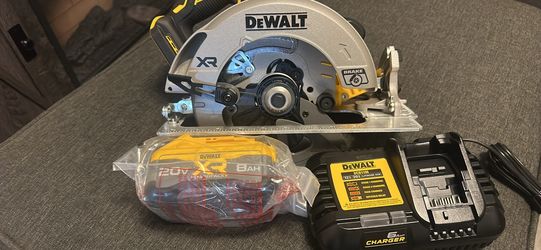 DeWalt XR Combo. Circular saw 7 1/4 whit 8ah battery and 6amp charger