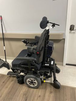 Q6 Edge HD ilevel Power Chair