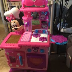 Minnie Mouse Kitchen & Separate Microwave