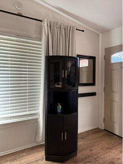 Corner cabinet
