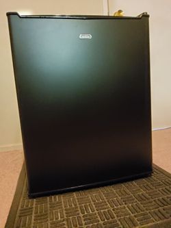 Sunbeam mini fridge with freezer compartment