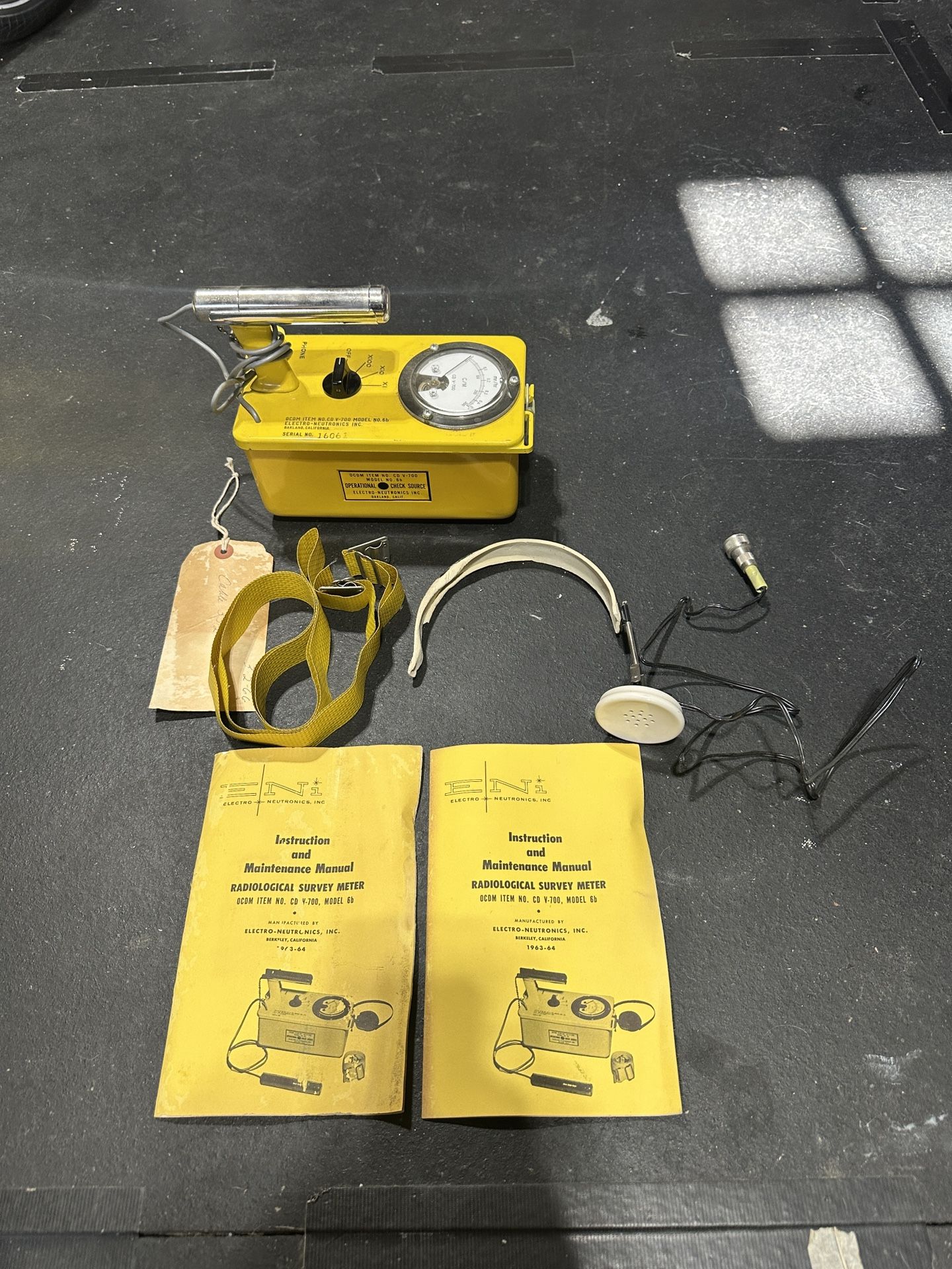Working 1960s Civil Defense V-700 Geiger Counter Radiation Detector