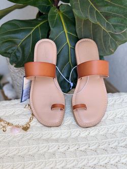 Universal Thread Tan/Brown Leather Toe-Ring Slide Sandals