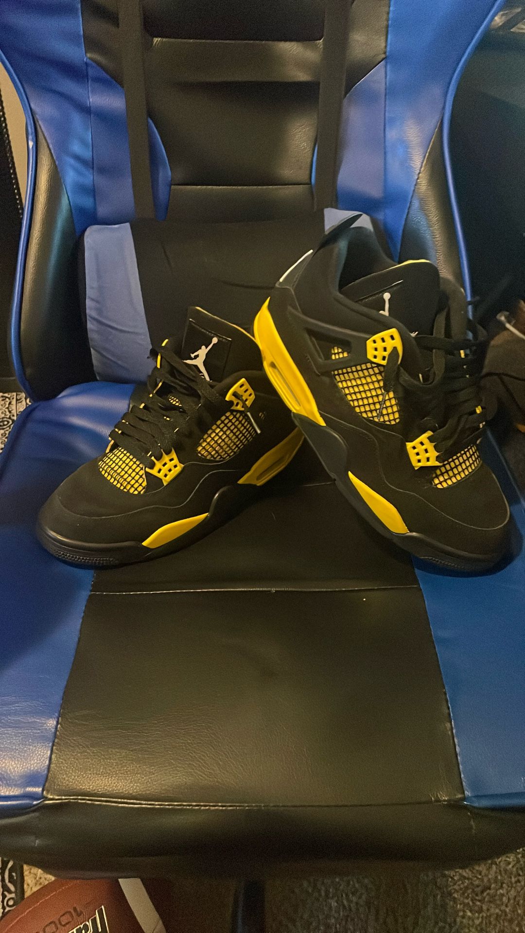 Jordan 4 Retro Thunder