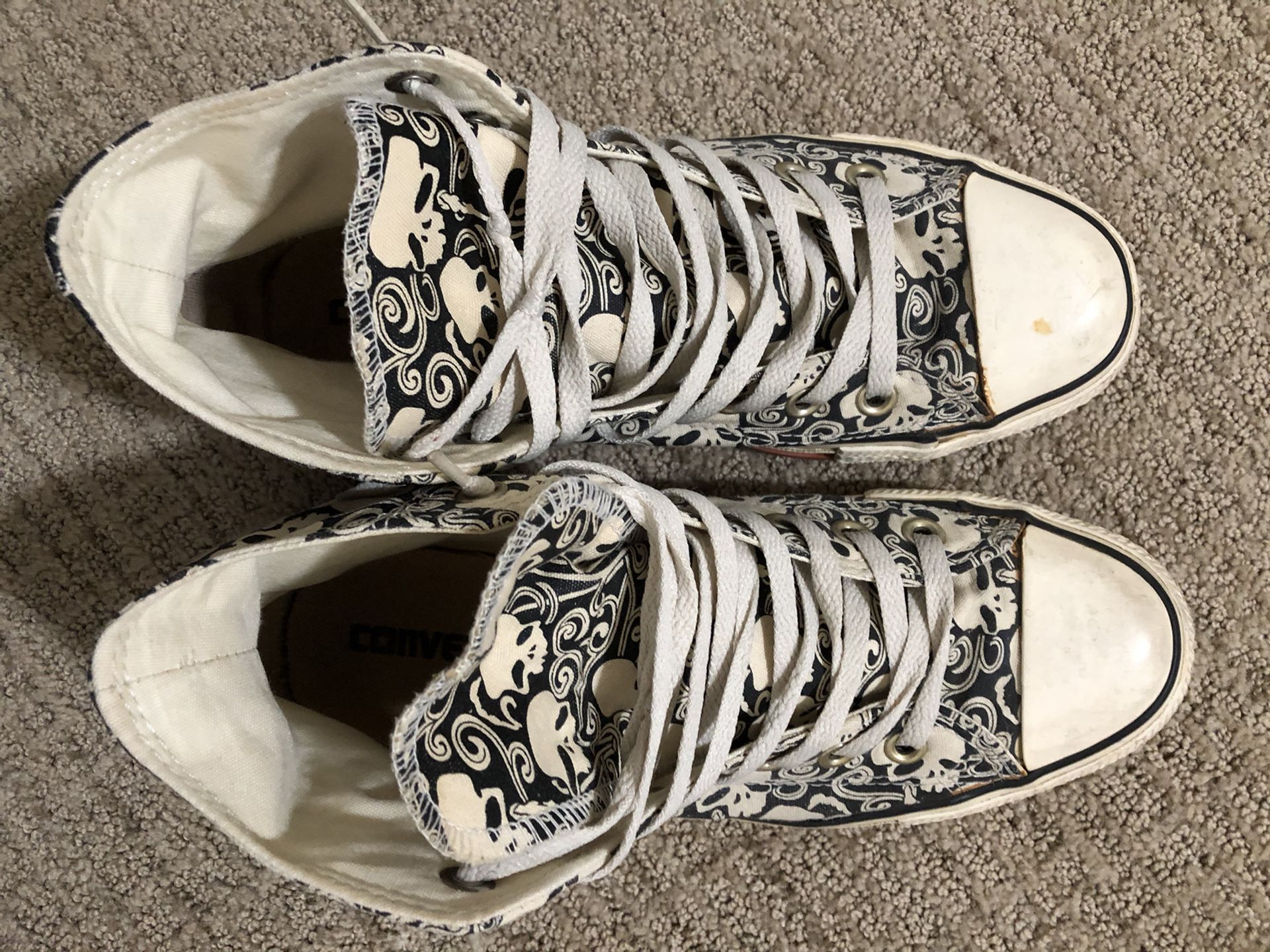 Converse All Star with skulls