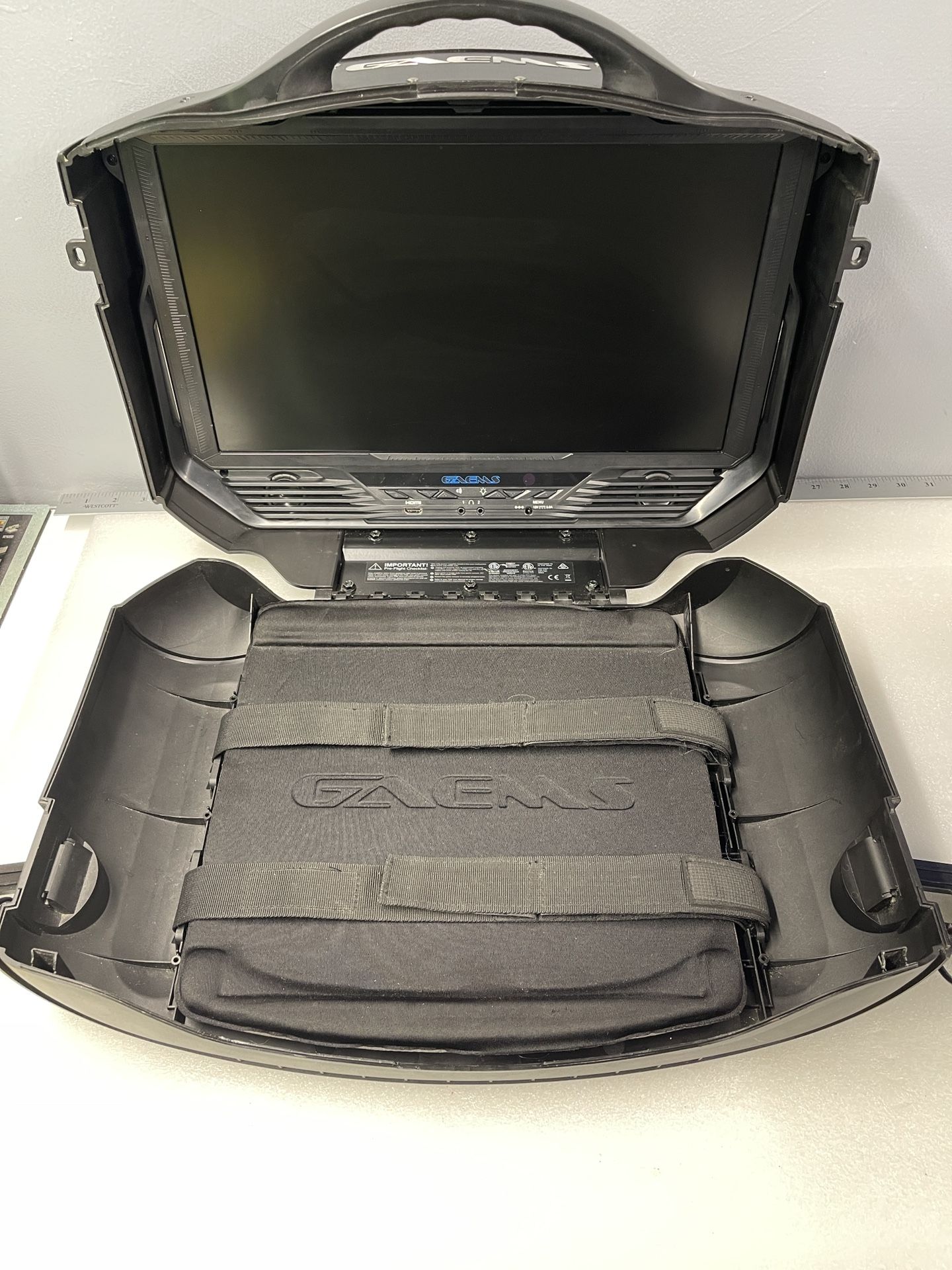 Geams G190 Vanguard G190 Portable 19” Inch Portable Gaming Case/Monitor