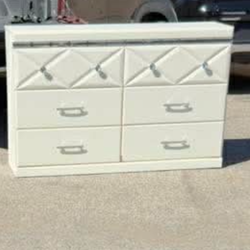 🎁BEAUTIFUL  WHITE COLOR DRESSER/6 DRAWER🎁