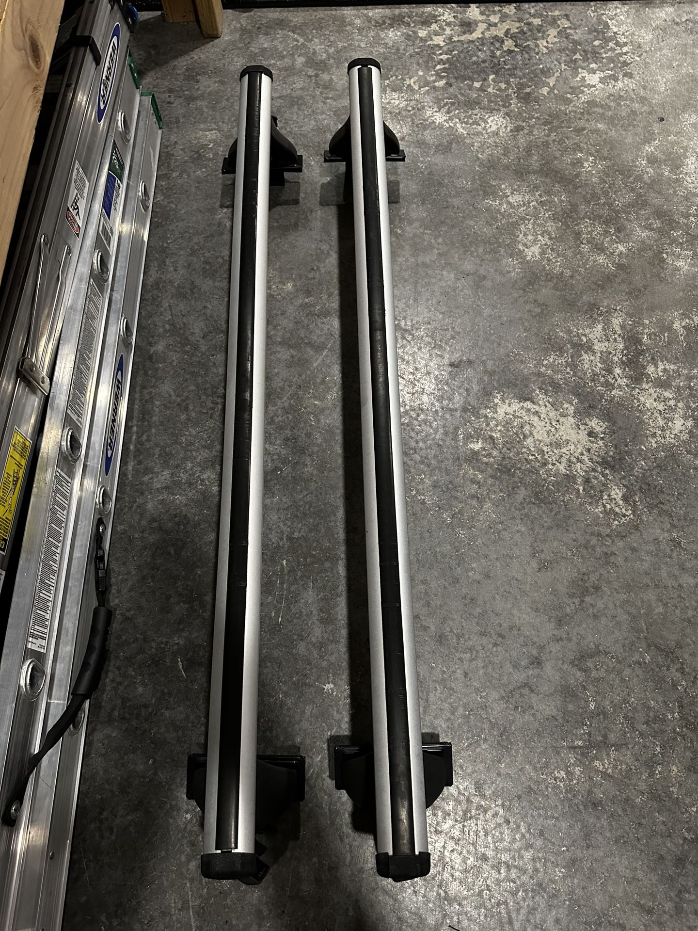 Thule Rapid Aero Crossbars/ Roof rack for Sale in Seattle, WA OfferUp