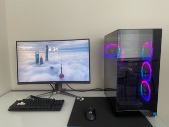PC gaming set up with Logitech G920 racing wheel, keyboard and mouse￼