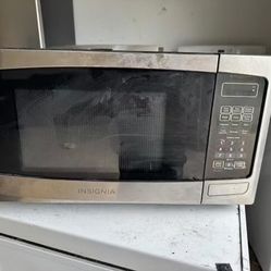 Insignia 0.9 Cu. Ft. Compact Microwave 