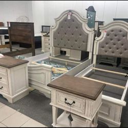 Realyn 4 Piece Bedroom Set In Chipped White
Ashley Furniture