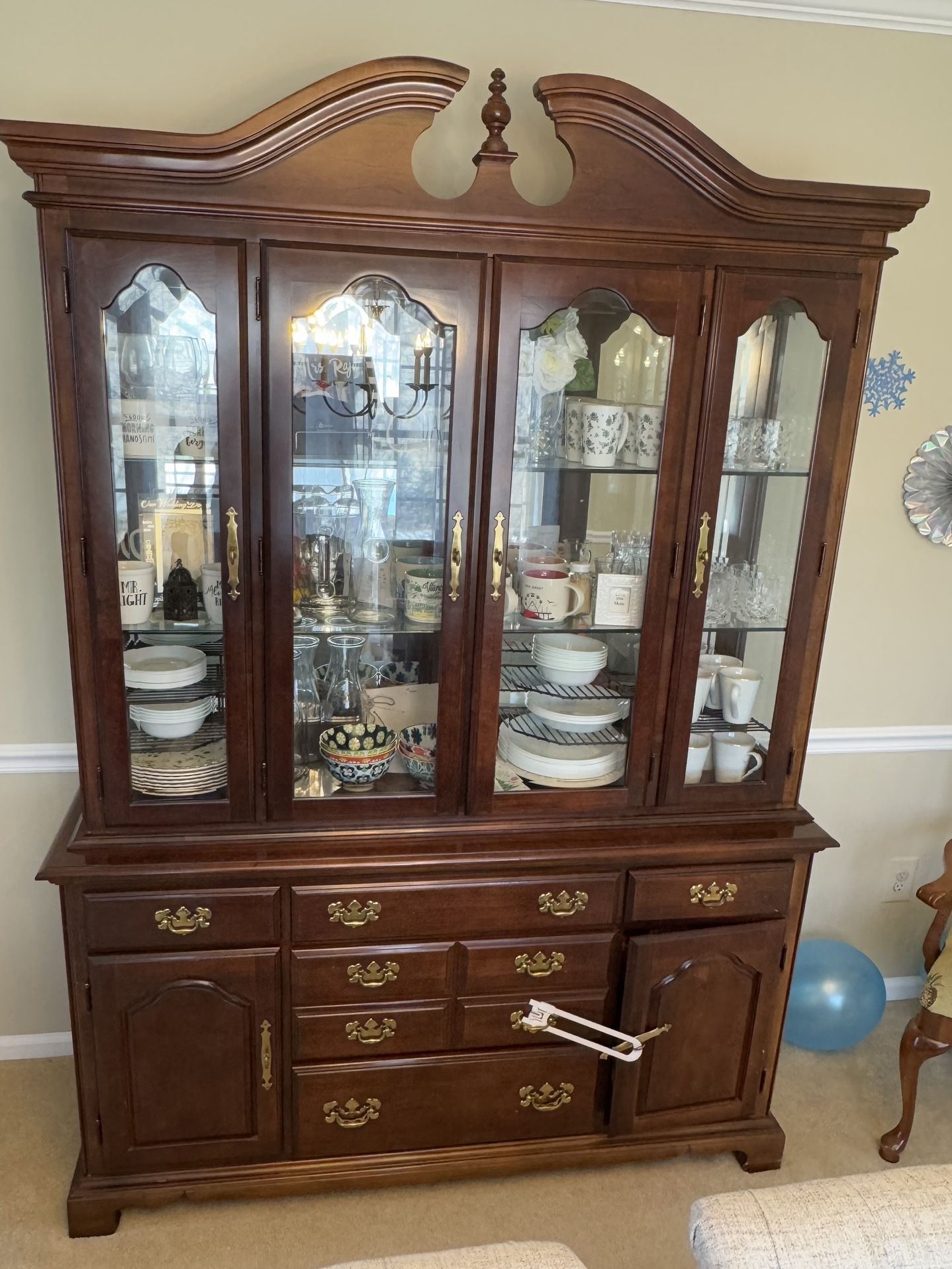 China Cabinet With Light