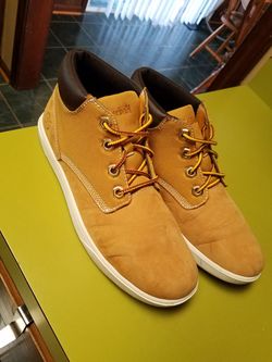 Boys timberlands boots size 5.5y