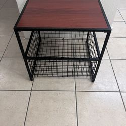 Mesa auxiliar de 2 niveles con cesta de malla