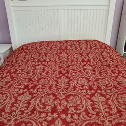 Red / Gold Jaquard Queen Sized Duvet Cover With Comforter