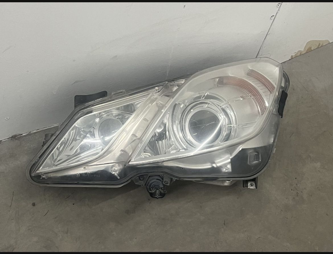 2010-2013 W207 E350 COUPE AND CONVERTIBLE TYPE MERCEDES BENZ LEFT DRIVER SIDE HEADLIGHT BI XENON COMPLETE ASSEMBLY IN GREAT CONDITION