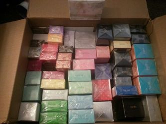 Muchos perfumes de JAFRA