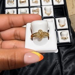 14kt Gold Clover Ring