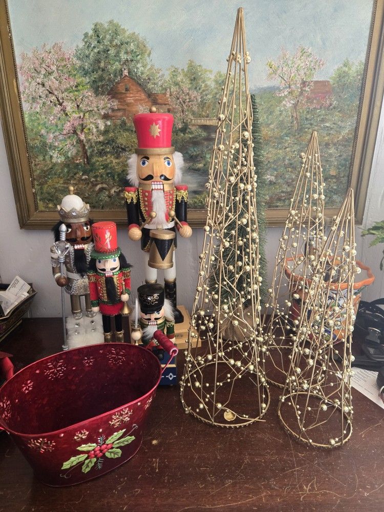 Random Christmas Decor/boxes 