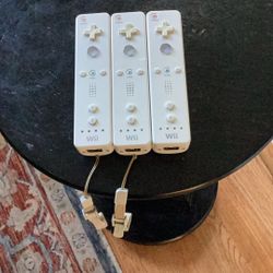 Siri original Nintendo Wii controller